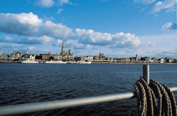 Antwerpen gezien vanaf de Schelde